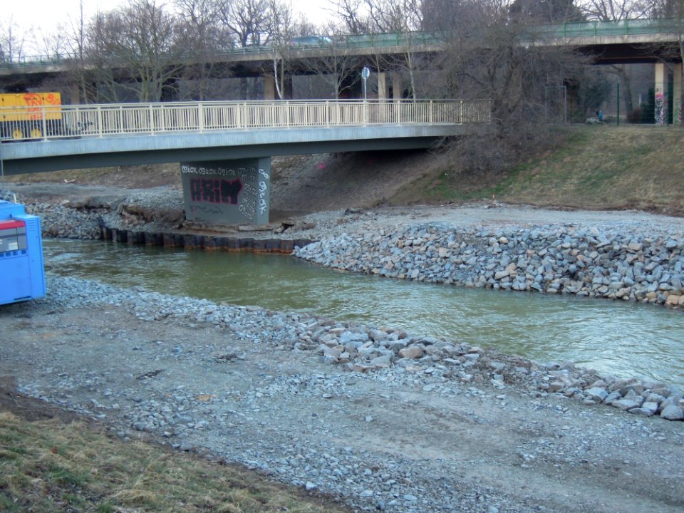 Brücke zur Ökoschule mit Fundamentsicherung im agra-Park in Markkleeberg Anfang März 2018