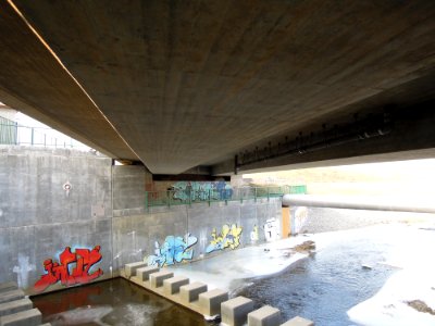 Brückenbauwerk der B 186 und Hochwasser-Einlaufbauwerk am Zwenkauer See im Winter 2018