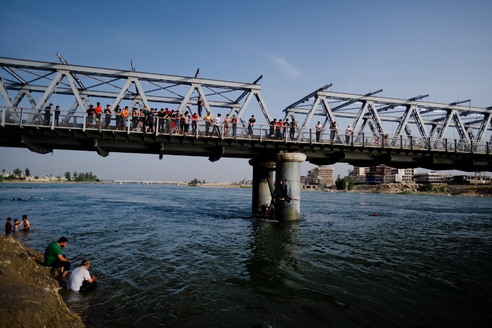 Boys playing and diving at the Old Bridge over the Tigris in Mosul in 2019 during the summertime 01