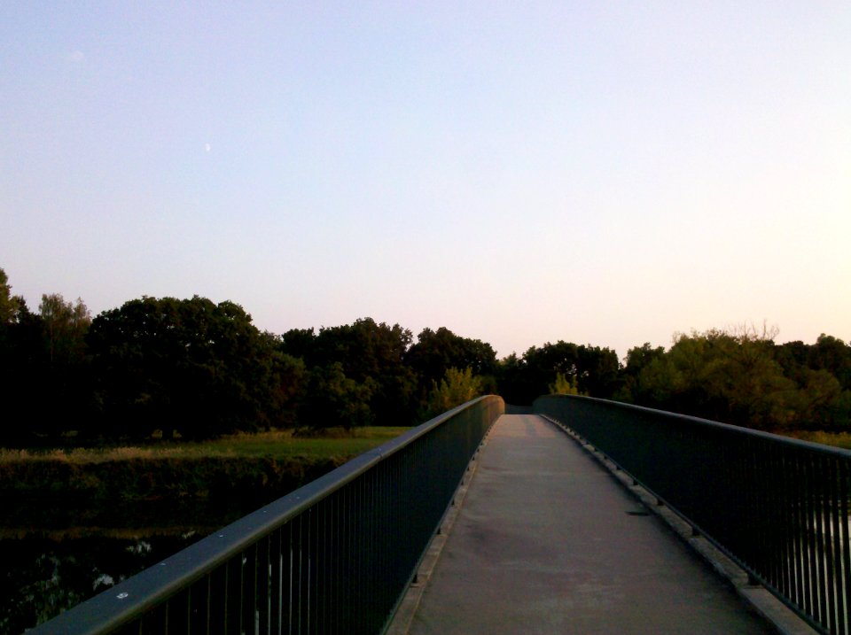 Brücke über die Mulde im Hinteren Tiergarten nahe der BAB 9 in Dessau 2016