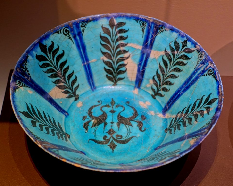 Bowl, Iran, early 13th century AD, frit body, underglaze black and blue, turquoise glaze - Montreal Museum of Fine Arts - Montreal, Canada - DSC09693