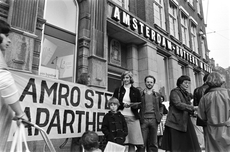 Boycot Amro comite in aktie in Amsterdam, PPR voorzitter Ria Beckers (links) e, Bestanddeelnr 928-7854