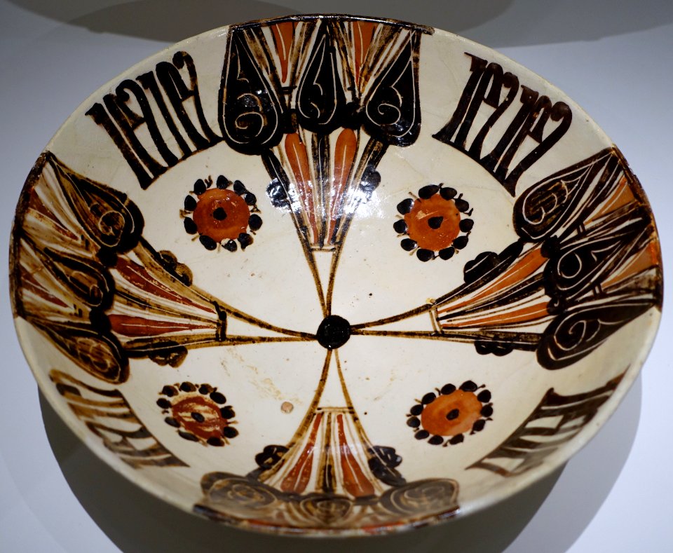Bowl with cross and the words al-birr (piety) repeated four times, Iran, Neyshabur, 10th to early 11th century AD, underglaze slip-painted earthenware - Aga Khan Museum - Toronto, Canada - DSC06485