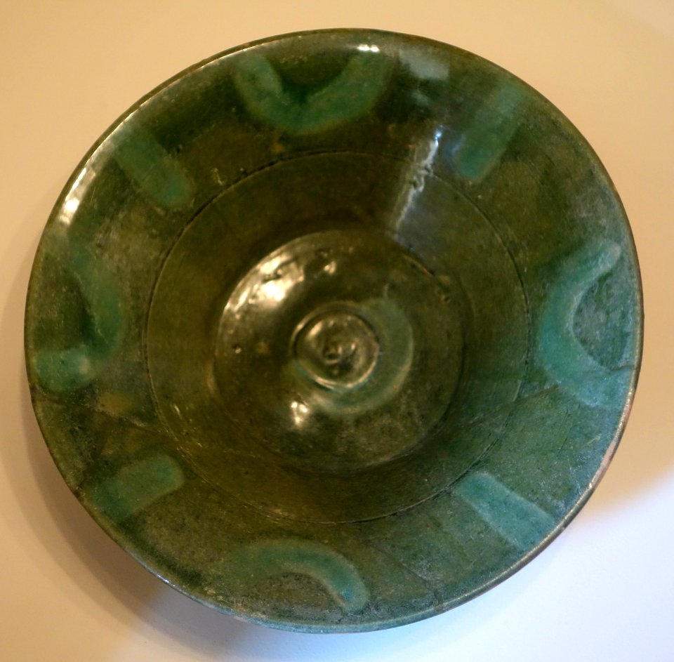 Bowl, Iran, 10th or 11th century AD, earthenware with slip-painted decoratino under green glaze - Cincinnati Art Museum - DSC04156
