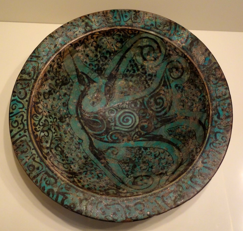 Bowl with flying bird, Syria, Ayyubid period, late 12th or early 13th century, earthenware with black painting under turquoise glaze - Cincinnati Art Museum - DSC04036