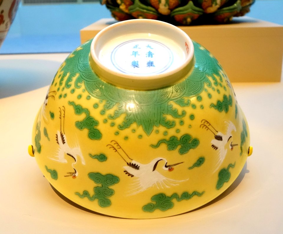 Bowl with eight cranes flying through clouds, China, Jingdezhen, Jiangxi province, Qing dynasty, Yongzheng emperor, porcelain with overglaze multicolor decoration - Asian Art Museum of San Francisco - DSC01385