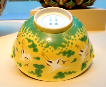 Bowl with eight cranes flying through clouds, China, Jingdezhen, Jiangxi province, Qing dynasty, Yongzheng emperor, porcelain with overglaze multicolor decoration - Asian Art Museum of San Francisco - DSC01385