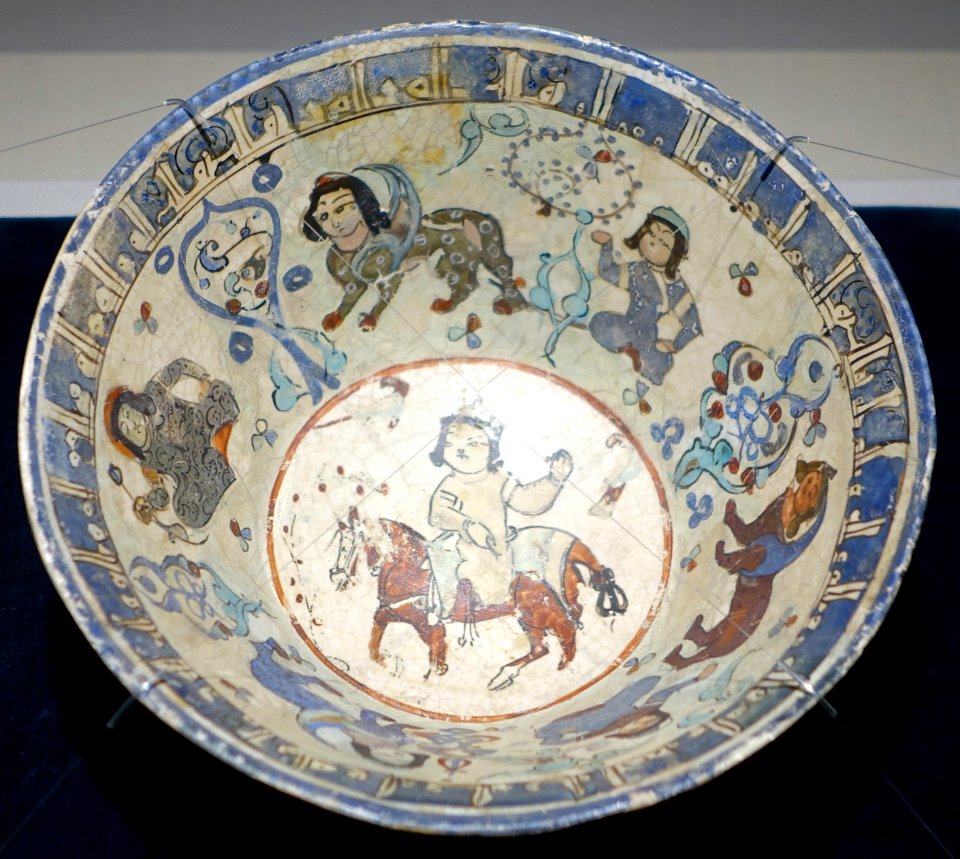 Bowl with design of equestrian figure, Iran, Minai type, 13th century AD, enamelled ware pottery - Matsuoka Museum of Art - Tokyo, Japan - DSC07251