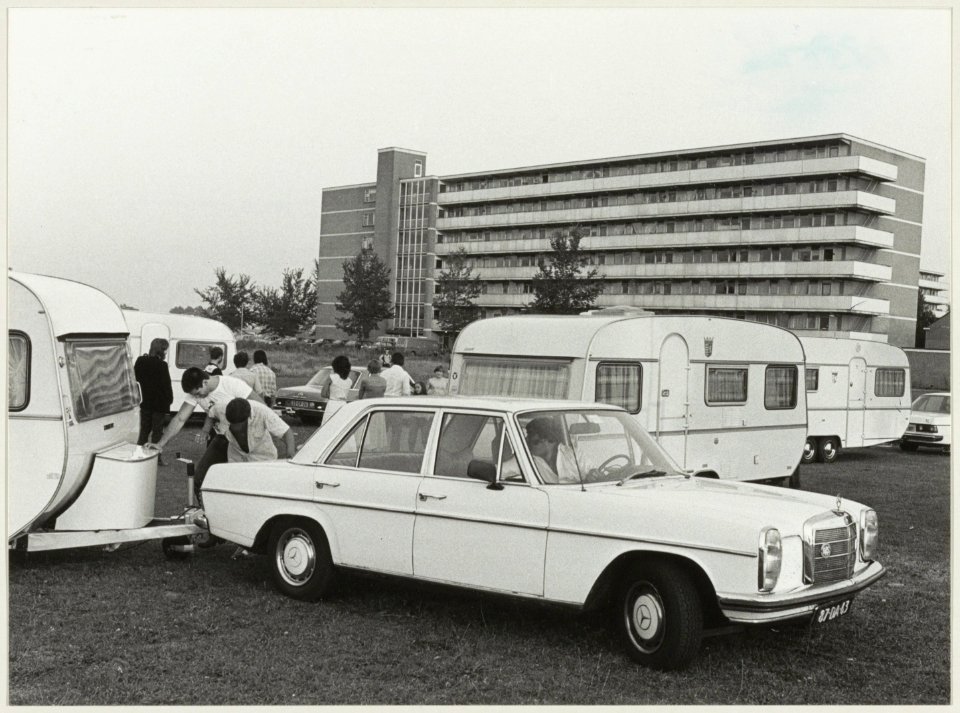 Boze woonwagenbewoners bivakkeren enkele dagen op een veld uit protest tegen het uitblijven van nieuwe kleine kampjes. NL-HlmNHA 54012605