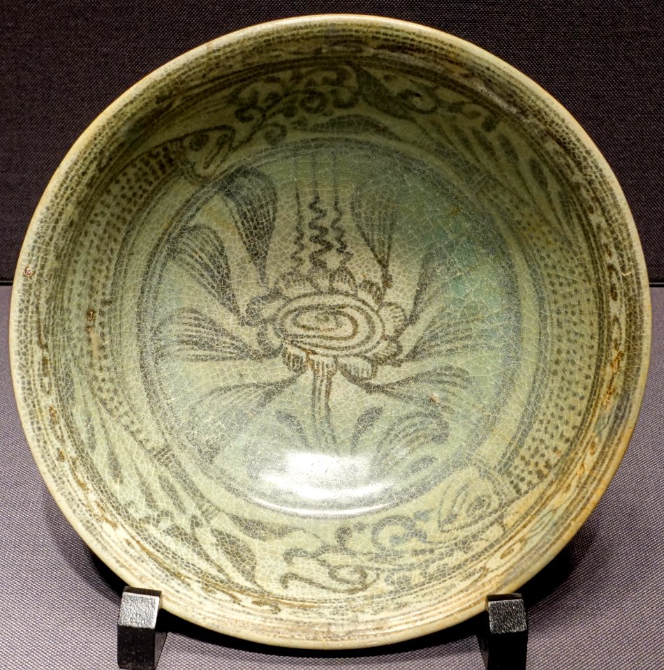 Bowl with fish and flowering plant design, Si Satchanalai ware, Thailand, 1400s-1500s AD, ceramic, celadon glaze, underglaze iron pigment - Tokyo National Museum - Tokyo, Japan - DSC08802