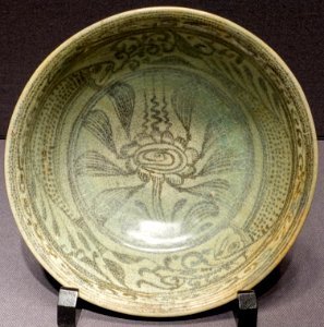 Bowl with fish and flowering plant design, Si Satchanalai ware, Thailand, 1400s-1500s AD, ceramic, celadon glaze, underglaze iron pigment - Tokyo National Museum - Tokyo, Japan - DSC08802