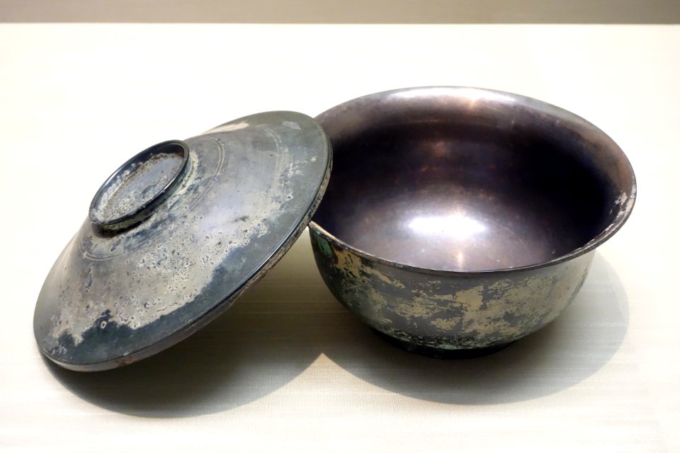 Bowl with Lid, excavated from Naginata-saka, Kyoto, Nara period, 8th century, sahari (copper alloy) - Tokyo National Museum - DSC05672
