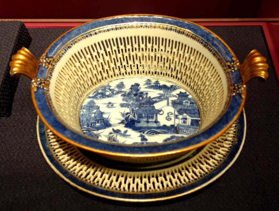Bowl with Underplate and arms of the Gardiner family, China, 1700s, porcelain - Brooklyn Museum - DSC09425