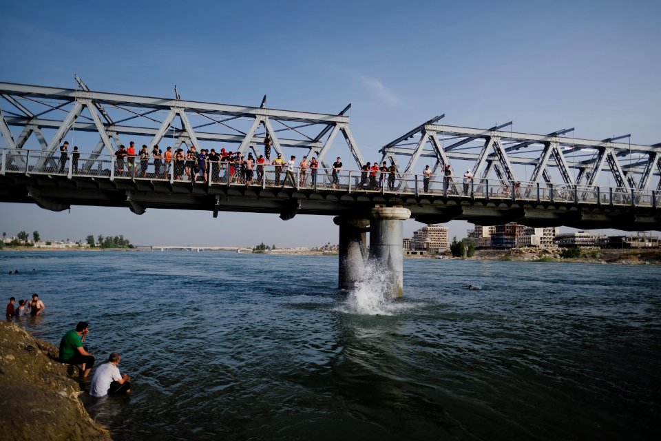 Boys playing and diving at the Old Bridge over the Tigris in Mosul in 2019 during the summertime 02
