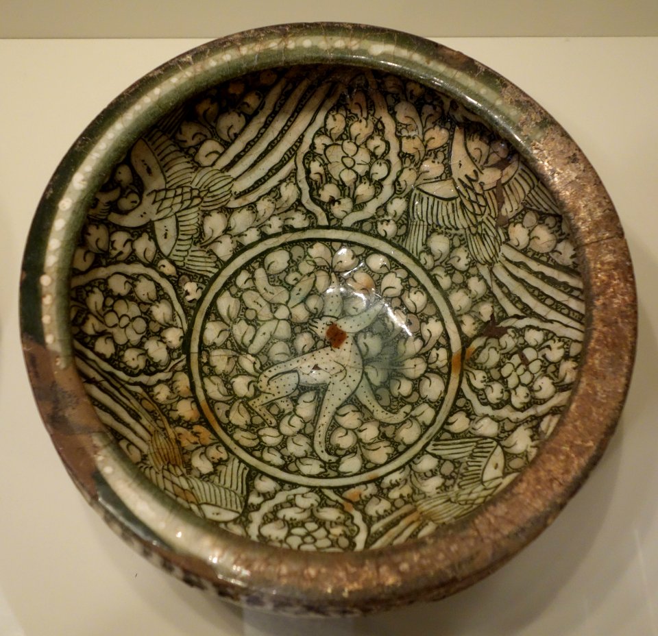 Bowl with hare and phoenixes, Sultanabad ware, Iran, Ilkhanid period, first half of 14th century, earthenware with gray englobe and underglaze painting - Cincinnati Art Museum - DSC04047