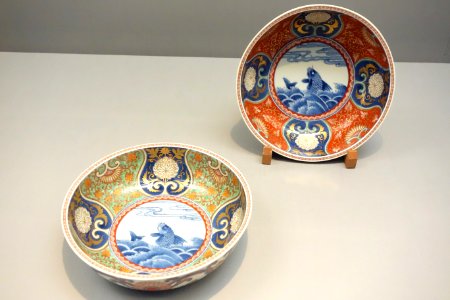 Bowls 1 & 2, Imari ware, Edo period, 17th-18th century, stormy seascape design in overglaze enamel - Tokyo National Museum - DSC05314