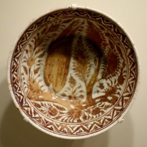 Bowl, Iran, Safavid period, 2nd half of 17th century, earthenware with overglaze luster painting - Cincinnati Art Museum - DSC04132