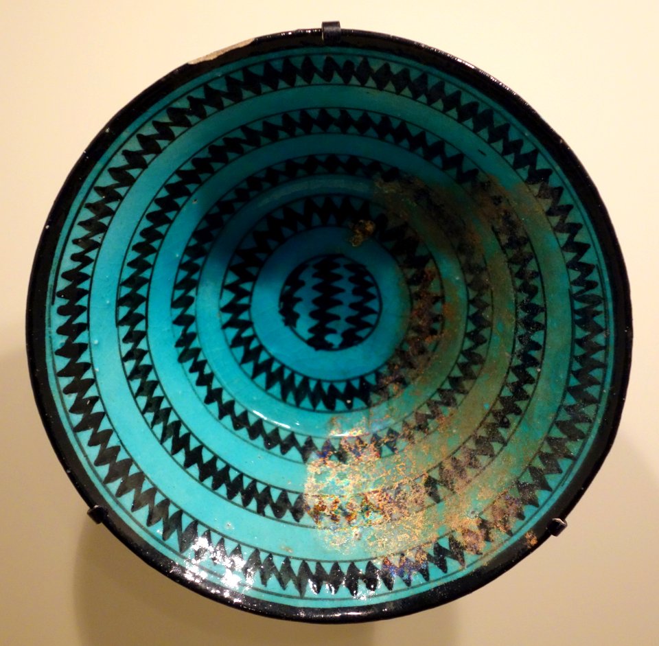 Bowl with zigzag decoration, Syria, Ayyubid period, late 12th or early 13th century, earthenware with black paining under turquoise glaze - Cincinnati Art Museum - DSC04044