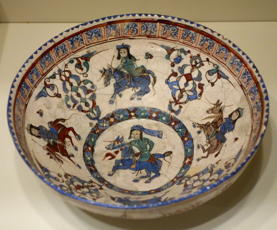 Bowl with horsemen, Mina'i ware,Central Iran, Seljuk period, late 12th or early 13th century AD, earthenware with polychrome enamels and gold over a white glaze and colors - Cincinnati Art Museum - DSC04005