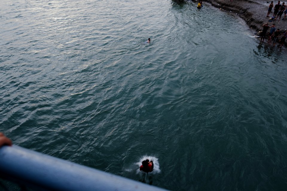 Boys playing and diving at the Old Bridge over the Tigris in Mosul in 2019 during the summertime 15