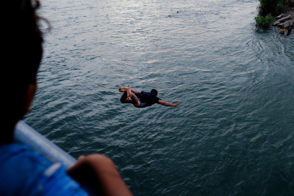 Boys playing and diving at the Old Bridge over the Tigris in Mosul in 2019 during the summertime 08