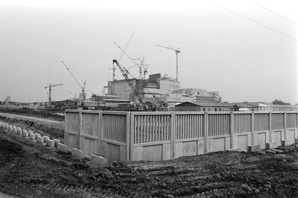Bouw muur rond kerncentrale Kalkar de centrale met de muur in aanbouw, Bestanddeelnr 929-3313