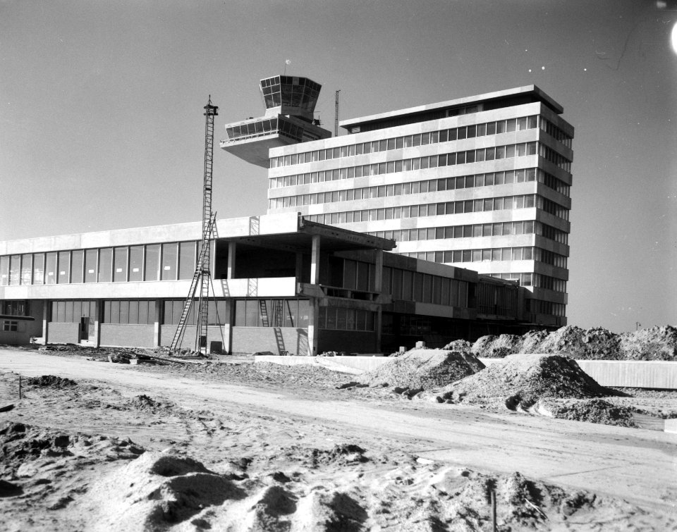 Bouw Luchthaven Schiphol, op voorgrond deel van Stationsgebouw, Bestanddeelnr 918-2716