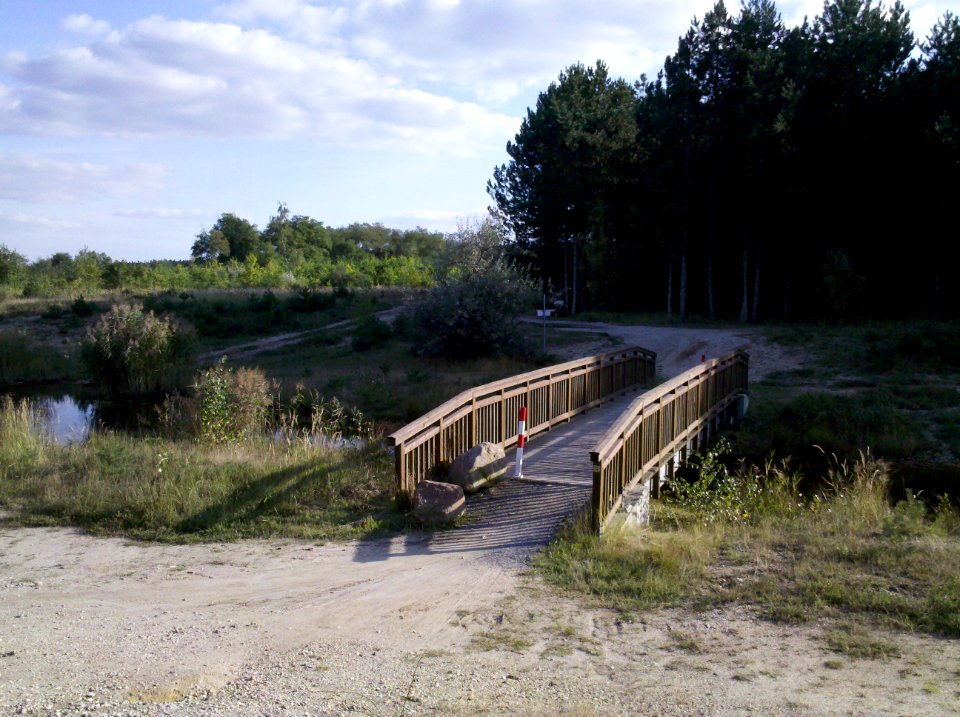 Brücke über die Gewässerverbindung Essigloch–Heidrunsee südlich des Goitzschesees 2016