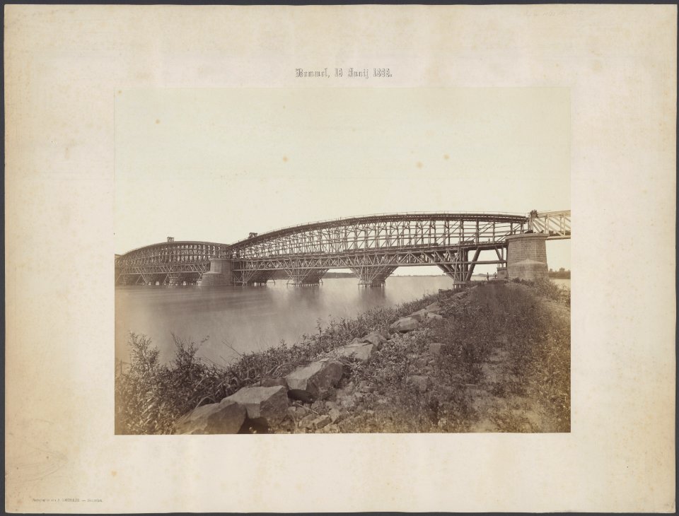 Bouw van de brug, bezien vanuit een standpunt op de oever bezijden de brug, Bestanddeelnr 629