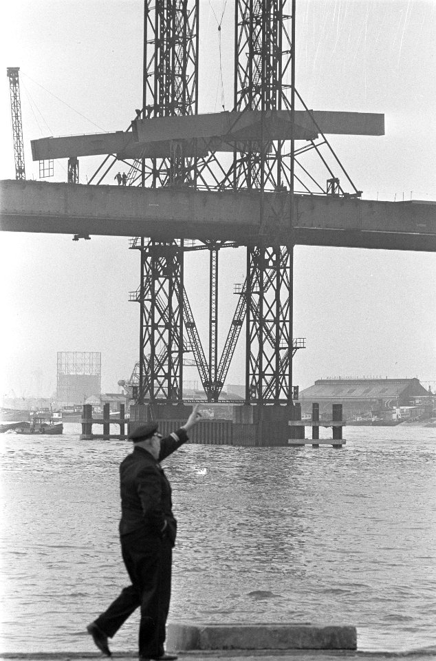 Bouw van Brienenoordbrug bij Rotterdam, de grote overspanning wordt aangebracht, Bestanddeelnr 916-0874