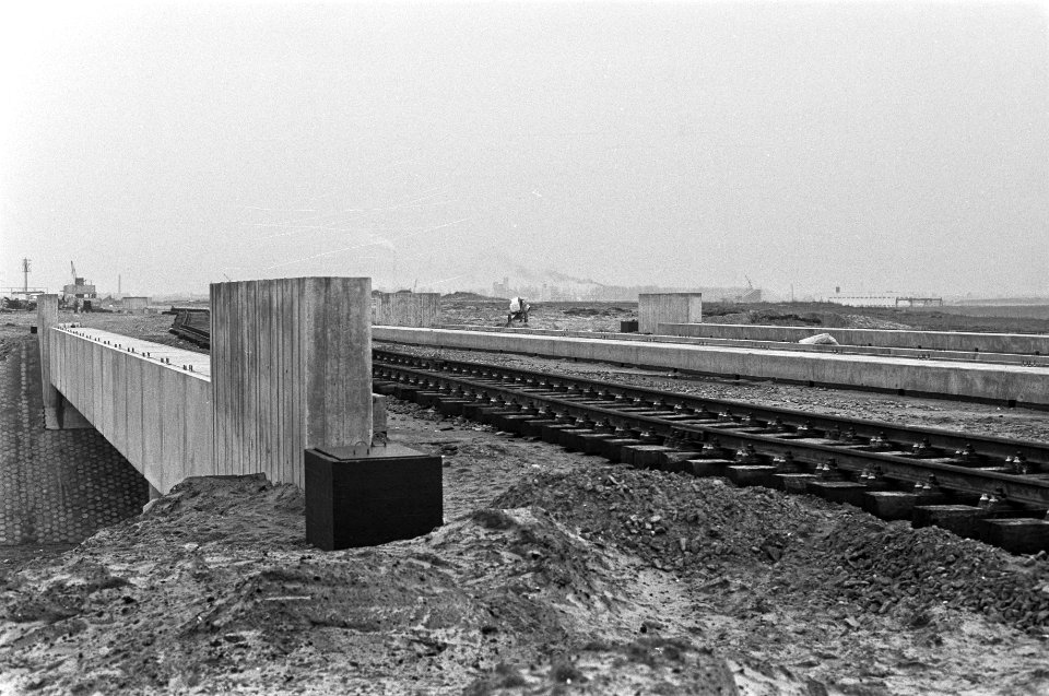 Bouw metro in Amsterdam, viaduct met rails in Bijlmermeer, Bestanddeelnr 926-1495