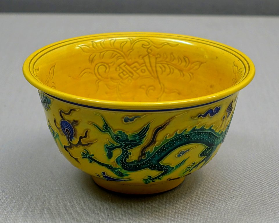 Bowl with dragon design, by Eiraku Hozen, Edo period, 1800s AD, ceramics, three-color glaze - Tokyo National Museum - Ueno Park, Tokyo, Japan - DSC08862