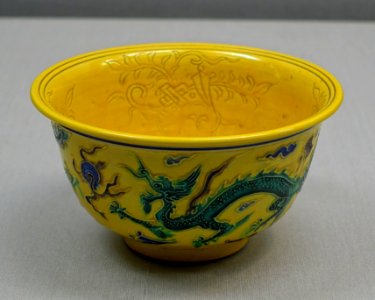 Bowl with dragon design, by Eiraku Hozen, Edo period, 1800s AD, ceramics, three-color glaze - Tokyo National Museum - Ueno Park, Tokyo, Japan - DSC08862