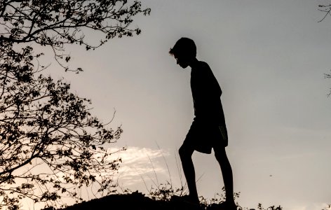 Boy Walking Contraluz