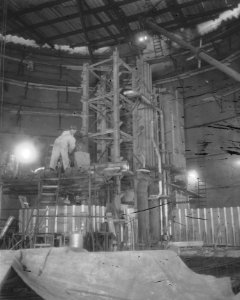Bouw kernreactor bij Petten in Noordholland, werkzaamheden aan de reactor in de , Bestanddeelnr 910-3685