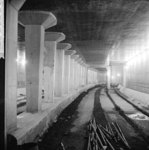 Bouw metro in Rotterdam, de bouw van het metrostation Stadhuis onder de Coolsing, Bestanddeelnr 916-9106