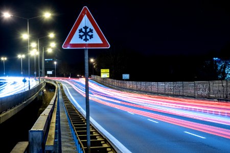 Brücke vor dem Schlossbergtunnel in Tübingen bei Nacht 2019