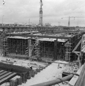 Bouw IJtunnel, overzicht werkzaamheden in het bouwdok in Tuindorp Oostzaan, Bestanddeelnr 916-6062