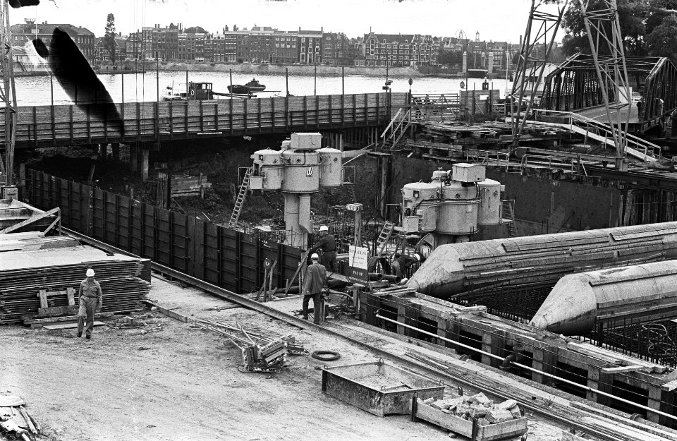 Bouw IJ-tunnel. Twee hogedrukschachten op het stuk wat me 10m heeft laten zakken, Bestanddeelnr 915-3436