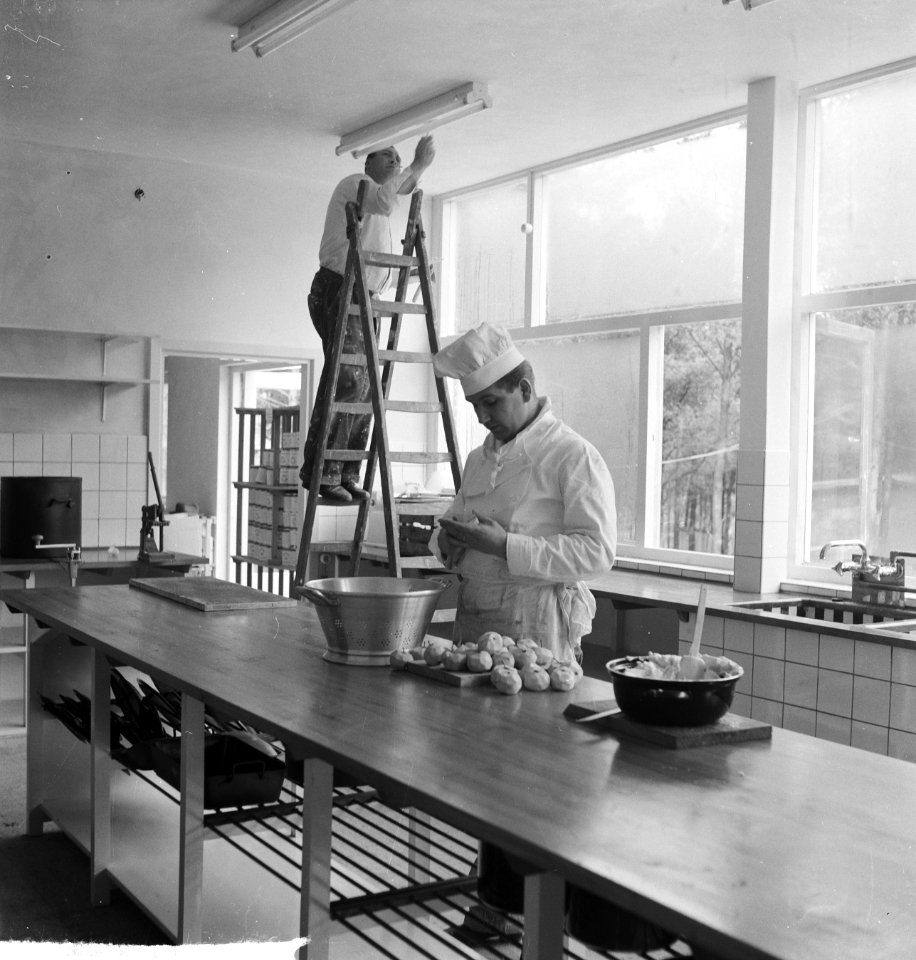 Bouw motel in Arnhem Kok en metselaar in keuken, Bestanddeelnr 912-4014