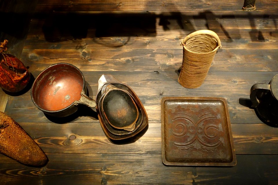 Bowls and tray, Ainu people, Japan - Etnografiska museet - Stockholm, Sweden - DSC01180