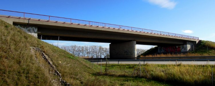 Brückenbauwerk die Schkorlopper Straße (S 76) zwischen Großschkorlopp und Schkeitbar überführend im Oktober 2017a