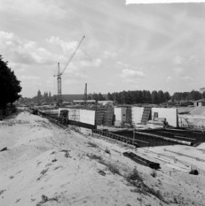 Bouw IJtunnel, overzicht werkzaamheden in het bouwdok in Tuindorp Oostzaan, Bestanddeelnr 916-6063