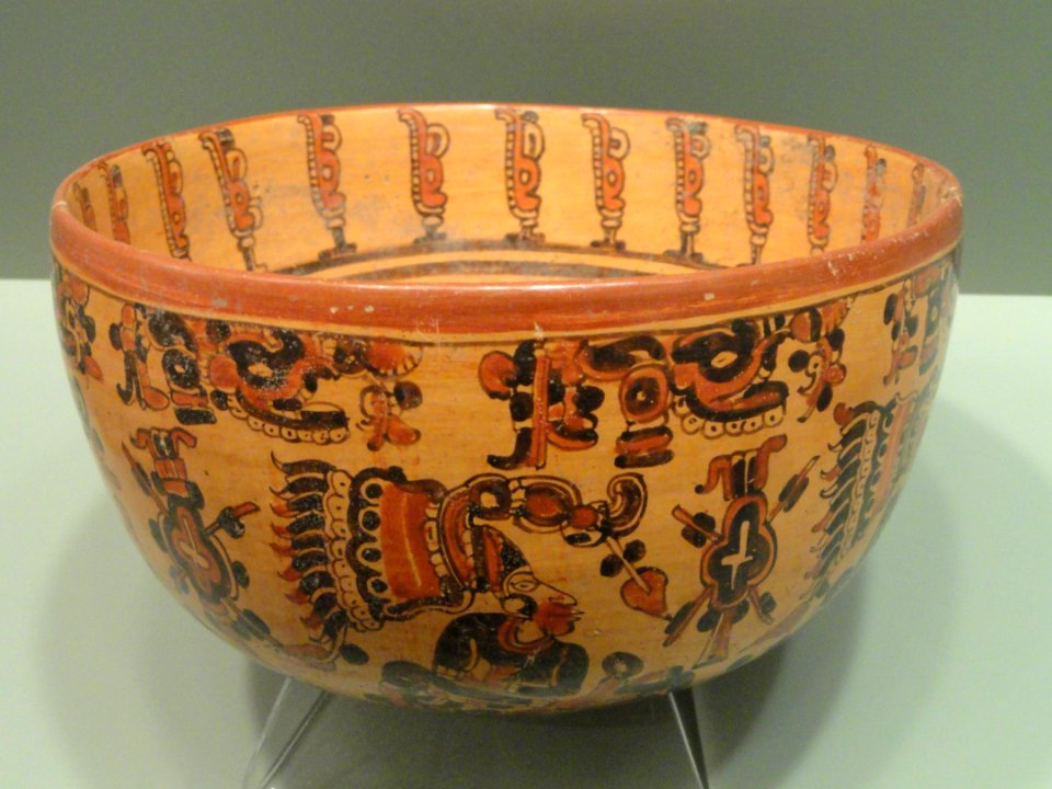 Bowl with five seated lords, 650-800 AD, Maya culture, Ulua-Yojoa region, Honduras, earthenware with polychrome slips - Gardiner Museum, Toronto - DSC01159