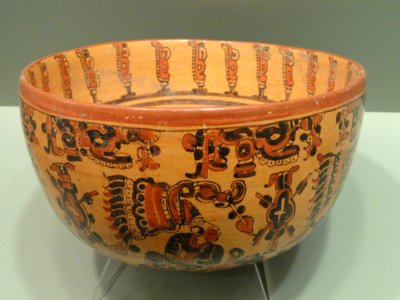 Bowl with five seated lords, 650-800 AD, Maya culture, Ulua-Yojoa region, Honduras, earthenware with polychrome slips - Gardiner Museum, Toronto - DSC01159