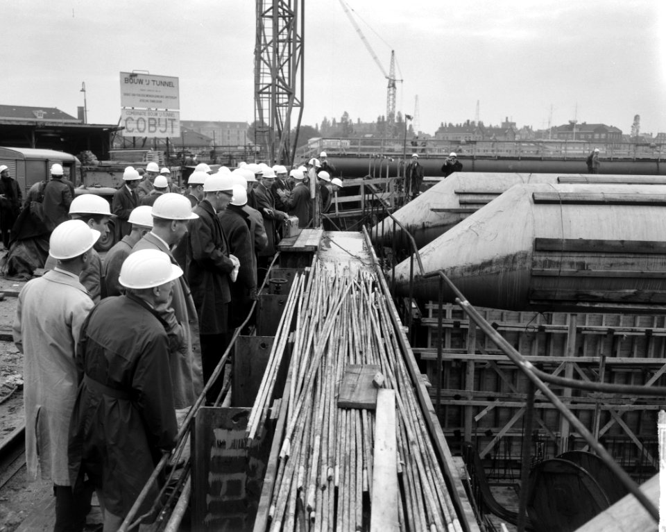 Bouw IJtunnel. Persexcursie. Eerste tunnelgedeelte gereed voor transport, Bestanddeelnr 915-6064