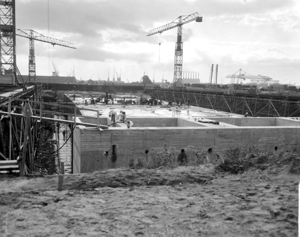 Bouw IJtunnel Het booreiland in het IJ Interieur van de verkeerskokers, Bestanddeelnr 915-6054