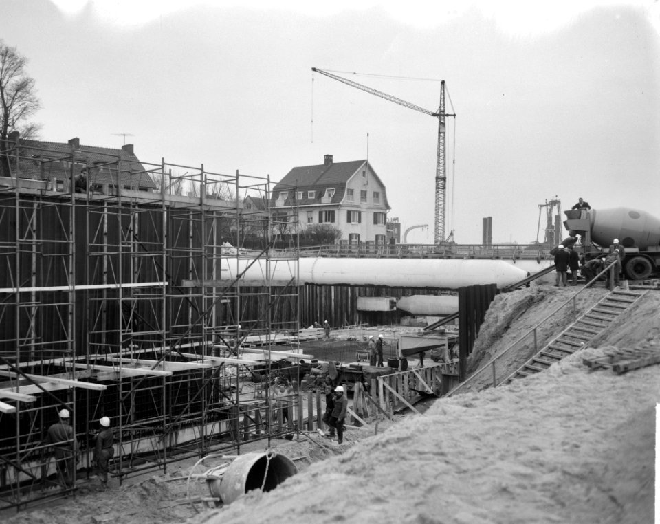 Bouw IJtunnel bij Prins Hendrikkade , bij de Adelaarsweg bezig met beton storten, Bestanddeelnr 915-9925