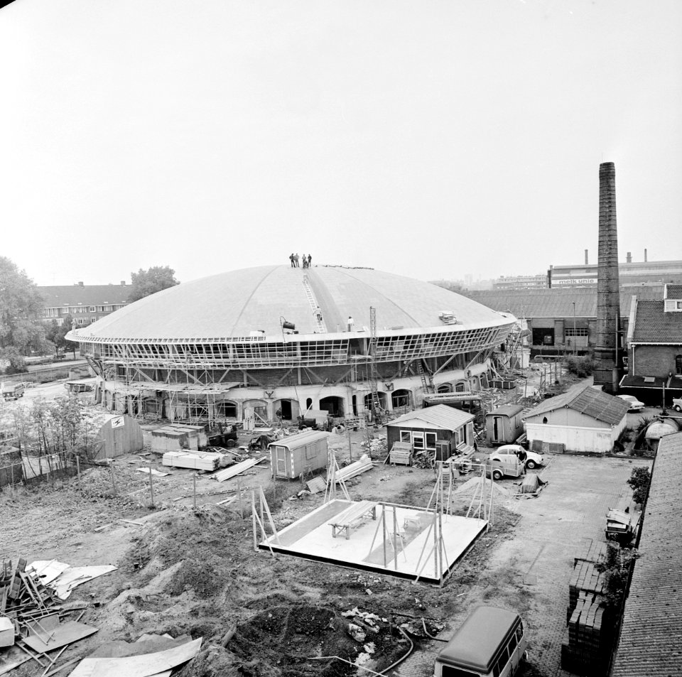 Bouw sporthal in voormalige gashouder aan Linnaeuskade te Amsterdam, exterieur s, Bestanddeelnr 926-7062