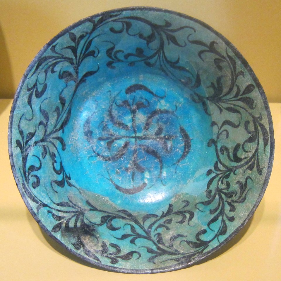 Bowl with flowers from Iran, 13th century, glazed stone-paste, underglaze-painted, HAA